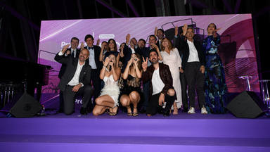 Foto de familia de los galardonados de los Premios Número 1 CADENA 100 Euskadi celebrados en Bilbao
