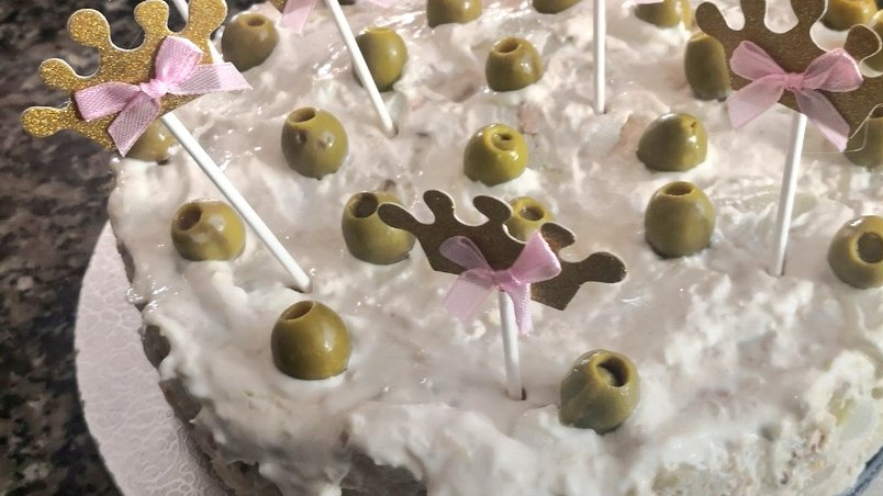 La tarta de ensaladilla rusa con la que una madre cumple los deseos de su hija a la que no le gusta el dulce