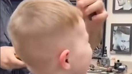 El ataque de risa viral de un niño al que le están cortando el pelo y la comentada reacción del peluquero