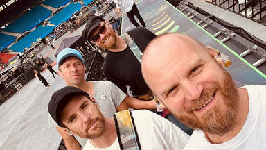 La inesperada visita de Coldplay a 'Grafton Street' con unos invitados muy especiales: 'We Pray'