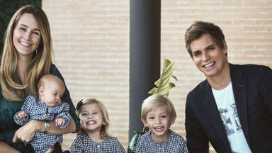 Carlos Baute y Astrid Klisans posan orgullosos junto a sus tres hijos en el bautizo de la pequeña Àlisse
