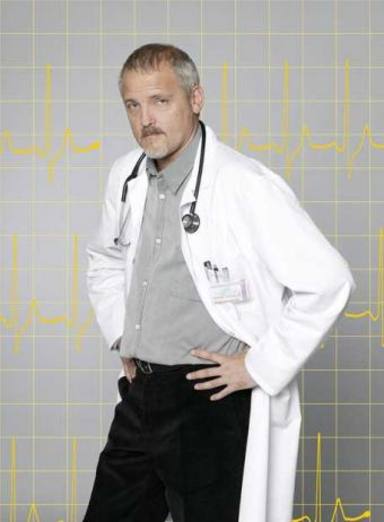 Jordi Rebellón caracterizado como el doctor Vilches en Hospital Central