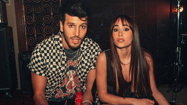 La foto del beso de Aitana y Sebastián Yatra con la que se confirma la relación: los detalles de la imagen