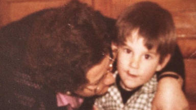 Dani Rovira llora la muerte de su abuela rescatando una tierna foto de su infancia