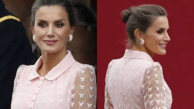 El vestido perfecto es de corte midi, color rosa talco y lo ha lucido la Reina Letizia