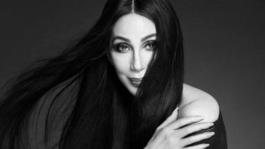 Cher y diversos artistas desde Ava Max a Kylie Minogue cantan "Stop Crying Your Heart Out" de Oasis