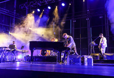 Pablo López al piano durante su actuación en el Concert Music Festival