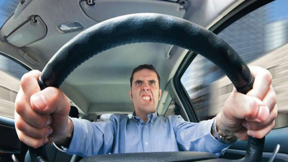 Lo que debes evitar mientras conduces y que pasa demasiadas veces