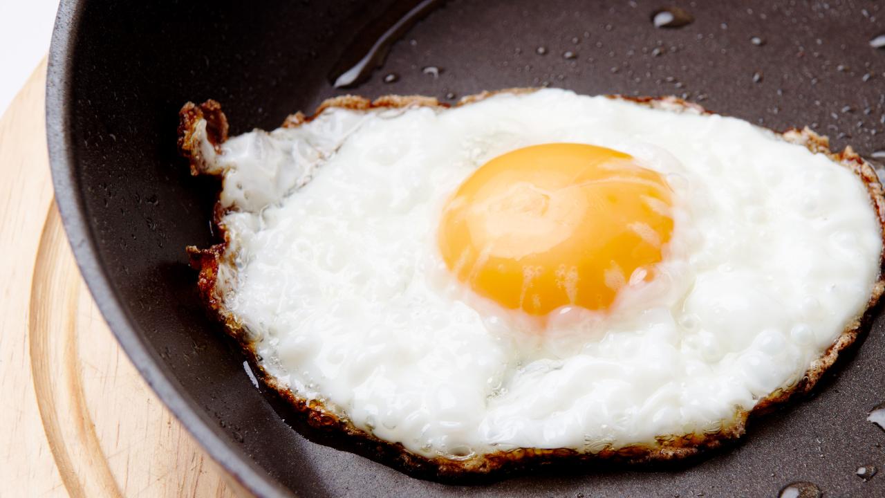 Los trucos para que no te salte el aceite mientras fríes un huevo y no poner en peligro tu cara