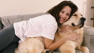 Jessica Bueno en casa con su perrete