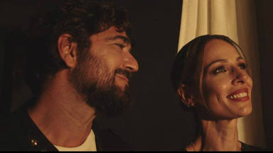Antonio Orozco con Eva González para el videoclip de "Entre Sobras Y Sobras Me Faltas"