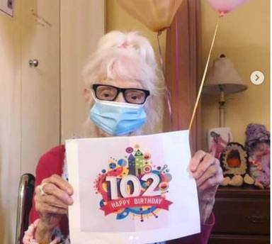 Angelina Friedman, de 102 años, se ha convertido en una heroína tras superar el coronavirus dos veces