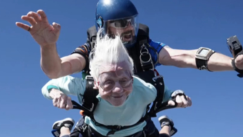 La mujer de 104 años que ha batido el Guiness Record de salto en paracaídas