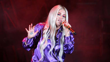 Kesha actuando en el concierto "We Can Survive" organizado por la radio CBS en 2017