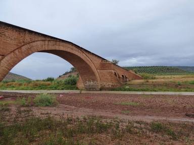 El puente de Ariza, construido en el siglo XVI, en Jaén se sigue ahogando 20 años después