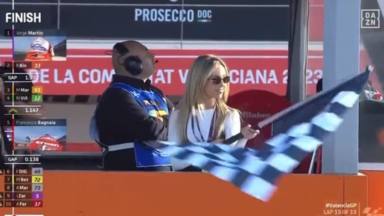 Ana Mena, viral por lo que hizo con la bandera en el Gran Premio de la Comunitat Valenciana de MotoGP