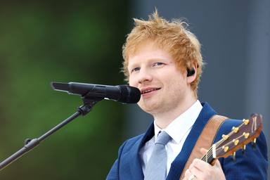 Ed Sheeran, celebrando que Perfect haya sido nombrado el número uno de Navidad en el Reino Unido