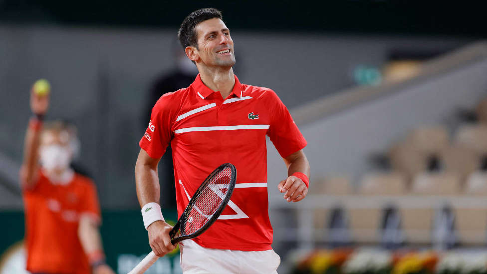 El bonito gesto de Djokovic: improvisa clases de tenis para niños en plena calle