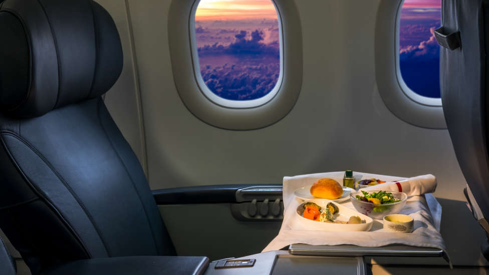 La original iniciativa de una aerolínea: puedes cenar en un avión de lujo o pedir su comida a domicilio