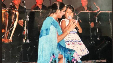 Isabel Pantoja junto a su hija pequeña, Chabelita, en un concierto