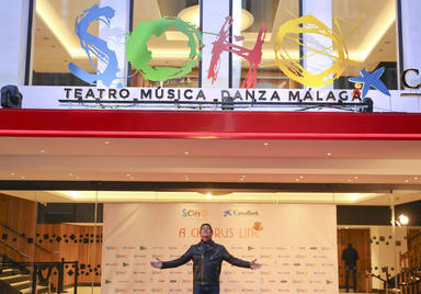 Antonio Banderas posa junto a la puerta del Teatro Soho en Málaga