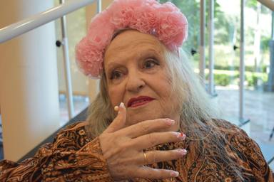Magdalena, una abuela de 90 años, se mete en la piel de Rosalía para amenizarnos la cuarentena