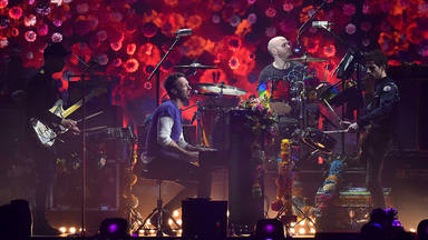 Coldplay consigue iluminar Atenas gracias a su nuevo vídeo: fans, luces y mucha música en un lugar histórico