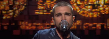Juanes cantó "Fuego" en los Nobel