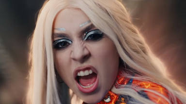 Ava Max se convierte en superheroína en el videoclip de "Torn"