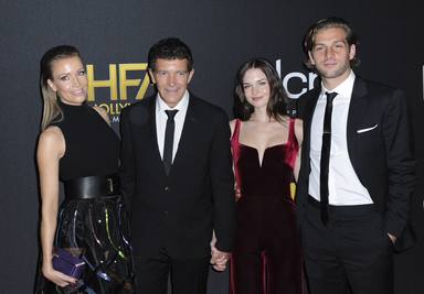 Antonio Banderas posa junto a su familia en los Hollywood Film Awards