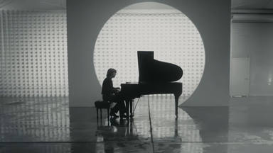 Benson Boone en una imagen del videoclip de 'Slow it Down'