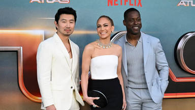 El actor Simu Liu defiende a Jennifer López tras una pregunta sobre Ben Affleck: “No vamos a hacer eso"