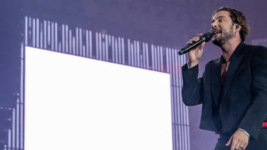 Manuel Carrasco sobre el escenario del Santiago Bernabéu en su concierto 'La última flecha'