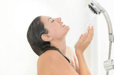 La temperatura ideal del agua en la ducha para dormir bien en verano