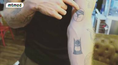 Gonzalo Montoya muestra sus tatuajes en directo