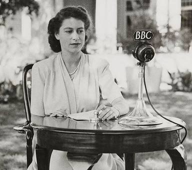 La Reina Isabel II, emitiendo un comunicado radiofónico en 1947