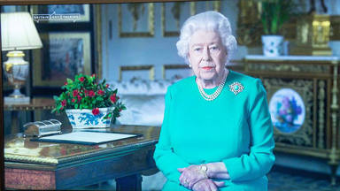 La Reina Isabel II se dirige a todos los ingleses por television para hablar de la crisis del coronavirus