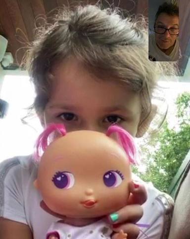 Alma le enseña orgullosa su muñeca a su padre Alejandro Sanz por videollamada