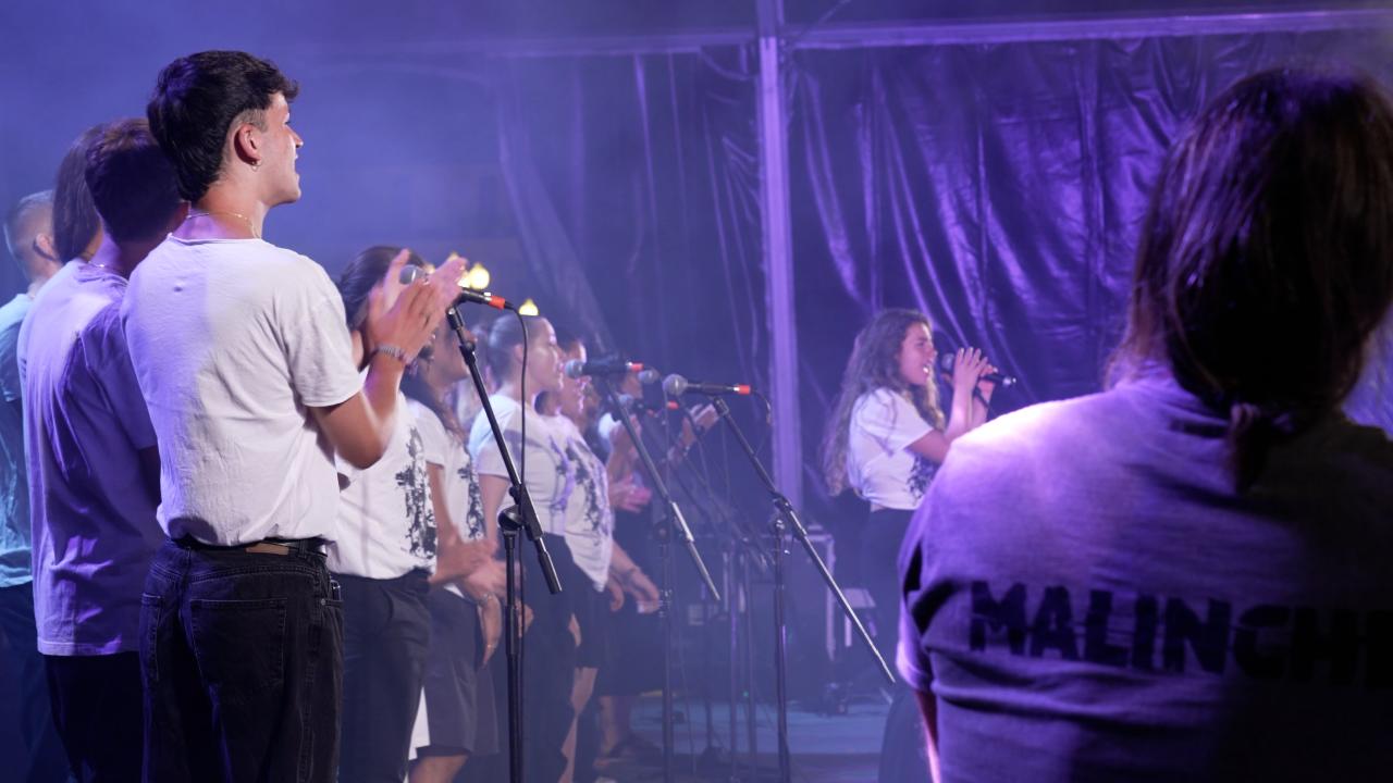 Nacho Cano y parte del elenco de 'Malinche', cantan 'Bautismo' en la JMJ de Estoril