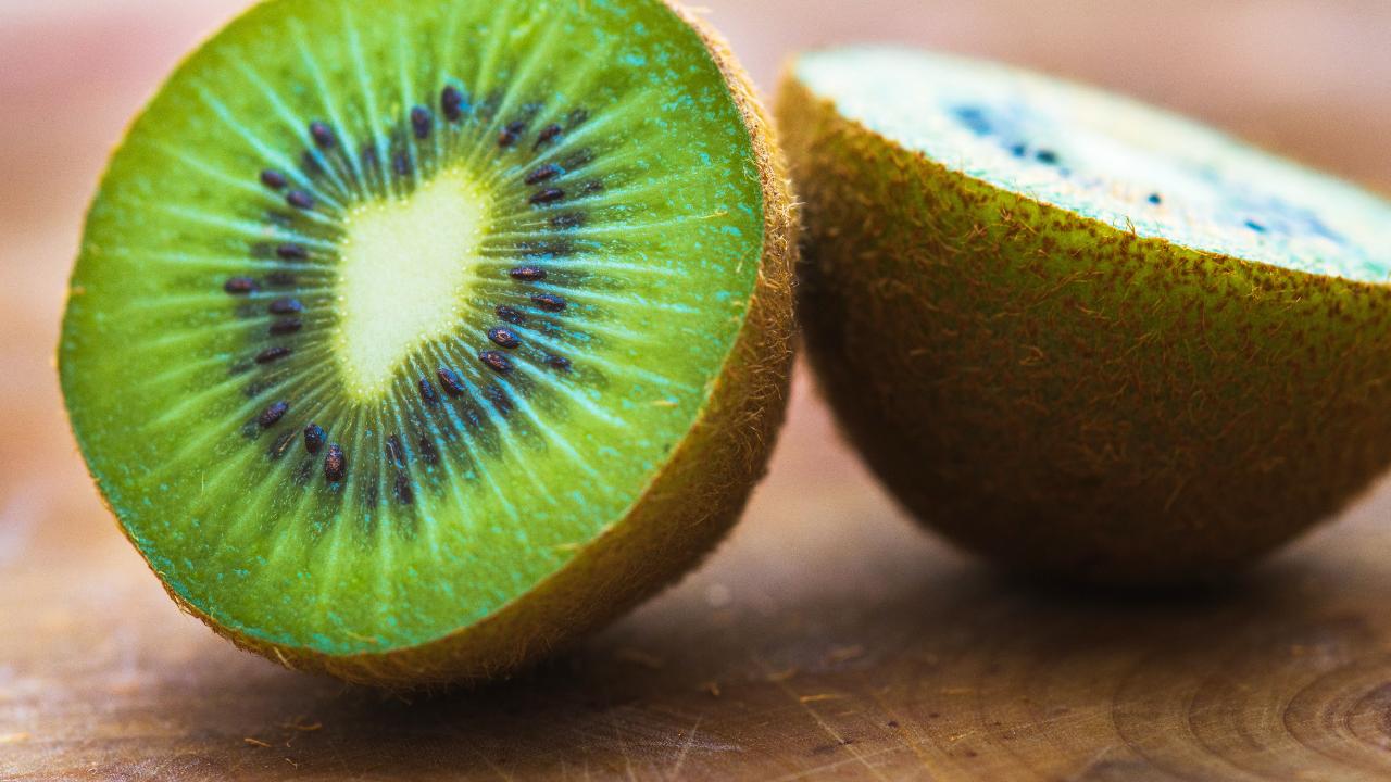 El kiwi y otras frutas incluso con más fibra que te van a ayudar a ir al baño con facilidad