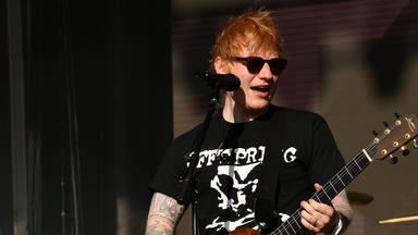 Ed Sheeran sobre el escenario en el que cumplió su sueño de tocar con The Offspring