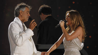 Andrea Bocelli y Cèline Dion sobre el escenario juntos