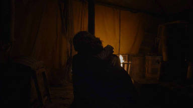 Abrazo entre Tyrion y Jaime Lannister
