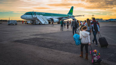 Por qué debes llevar pantalón largo cuando montas en un avión: el consejo básico de una azafata