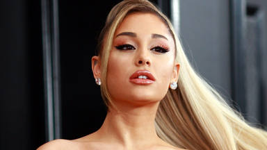 Ariana Grande y su foto viral sin maquillaje ni peinarse con la que descubre su pelo rizado