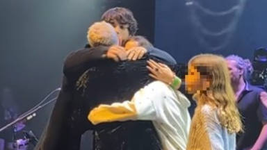 Alejandro Sanz se abraza a sus hijos sobre el escenario del WiZink Center en el 'show' 100 de 'Sanz en vivo'