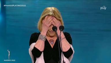 Carmen Maura, a punto de llorar en el escenario de los Premios Platino al recoger su reconocimiento de honor