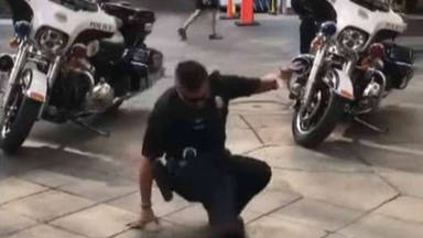 La sorprendente reacción de un policía tras ser retado por un niño a bailar 'breakdance'