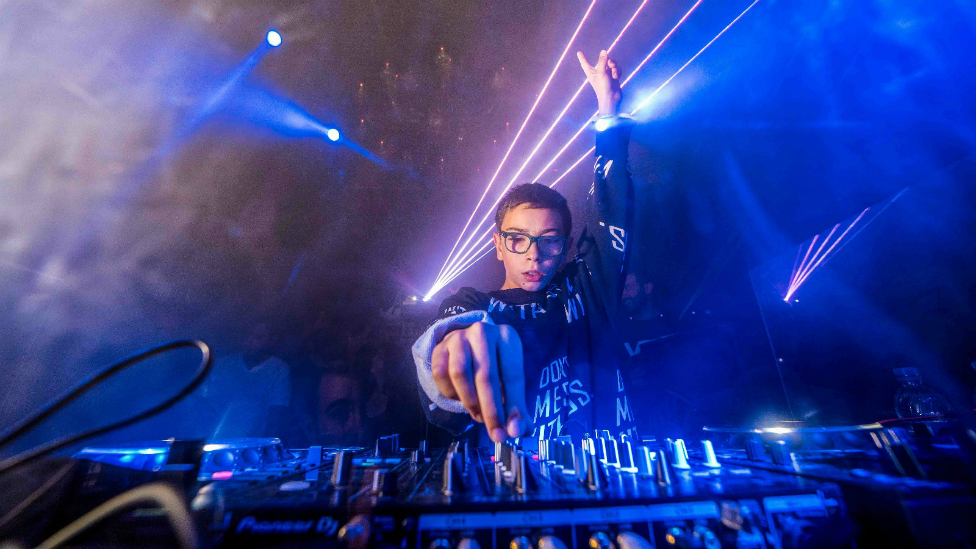 Conoce a Varoc, el DJ más joven de España que pincha en las mejores fiestas