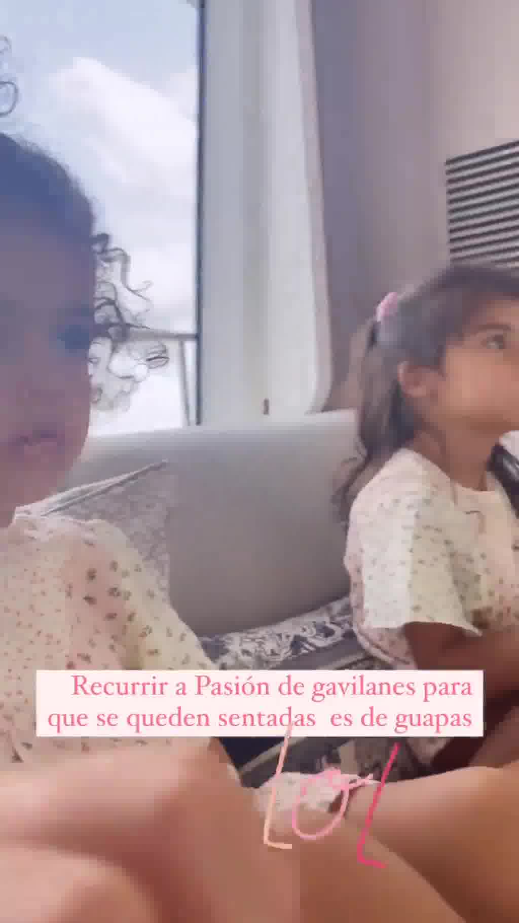 Georgina Rodríguez y sus hijas viendo Pasión de Gavilanes